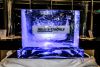 Eine blau illuminierte riesiger Eisskulptur sezte mit Einfrierungen von Logo und Fahrzeugemblemen das i-Tüpfelchen am großzügigen Dessert-Büffet.<br><br> Foto © Aurel Dörner<br>